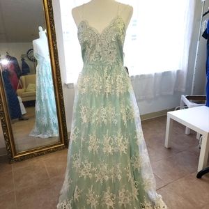 Ladies Mint & White Lace overlay dress size 15/16 nwt